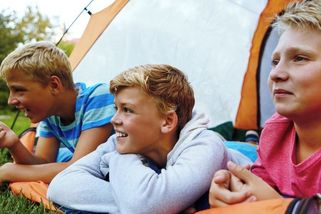 Maminko, vezmi mě domů! Kdy nechat dítě na táboře a kdy pro něj raději dojet